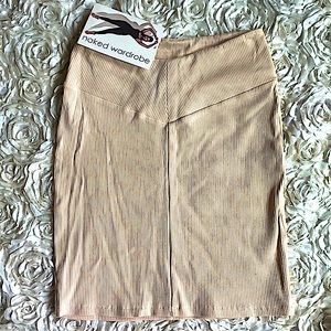 New Naked Wardrobe V cut rubbed skirt size medium in oatmeal